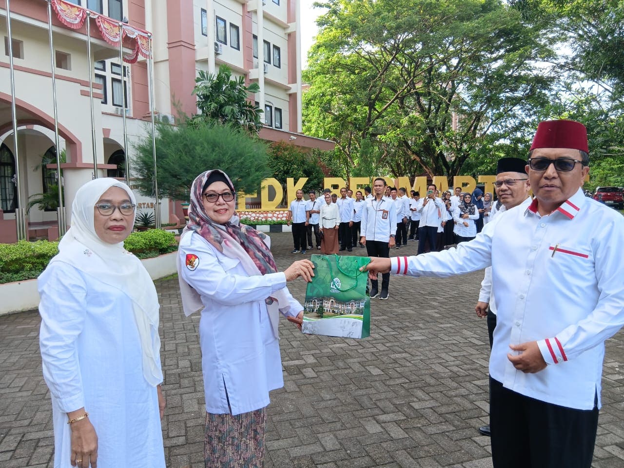 Gambar FDK UIN Alauddin Beri Penghargaan Dosen Berprestasi