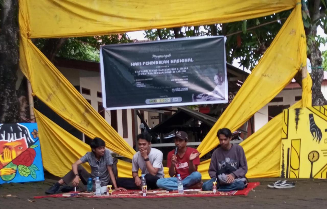 Gambar Hardiknas, Lembaga Kemahasiswaan FAH UIN Alauddin Gelar Dialog dan Panggung Seni