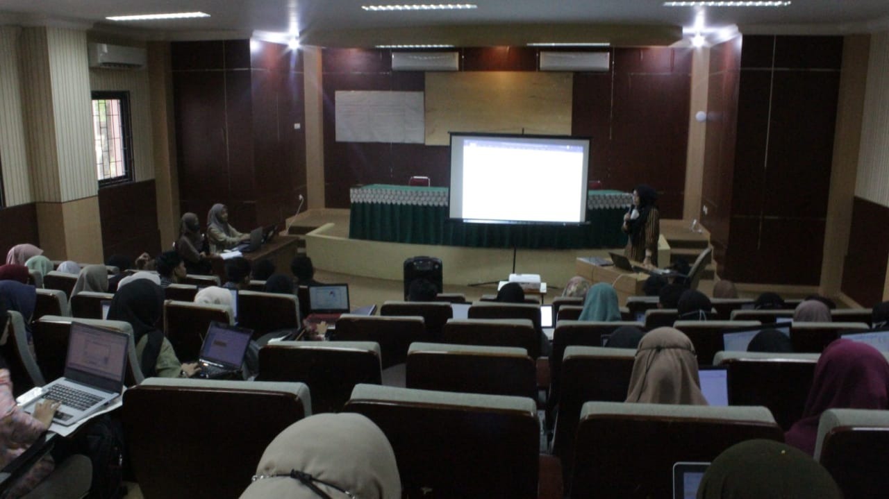 Gambar Hari Kedua Pelatihan SPSS Prodi MPI, Mahasiswa Diajar Uji Asumsi Klasik