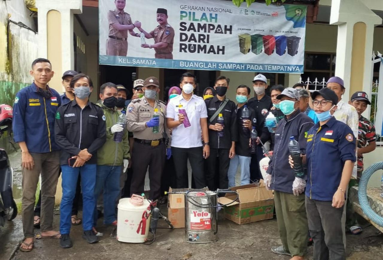 Gambar HMJ Kimia UIN Alauddin Semprotkan Disinfektan Hasil Buatan Sendiri