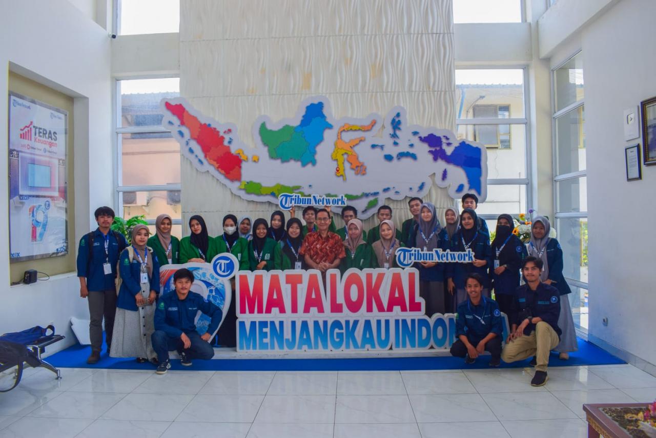 Gambar HMJ Sistem Informasi UIN Alauddin Makassar Company Visit di Tribun Timur Makassar