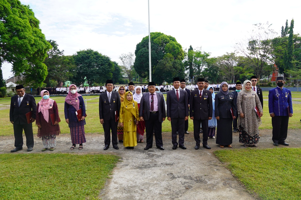 Gambar HUT 77 RI, Joko Widodo Beri Satyalancana Karya Satya ke 20 ASN UIN Makassar