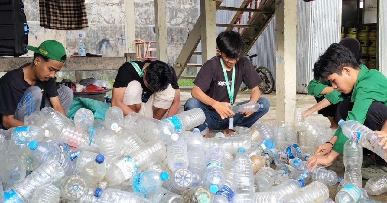 Gambar Inovatif! Mahasiswa KKN 76 UIN Alauddin Makassar Ubah Sampah Plastik Jadi Media Pembibitan Mangrove 