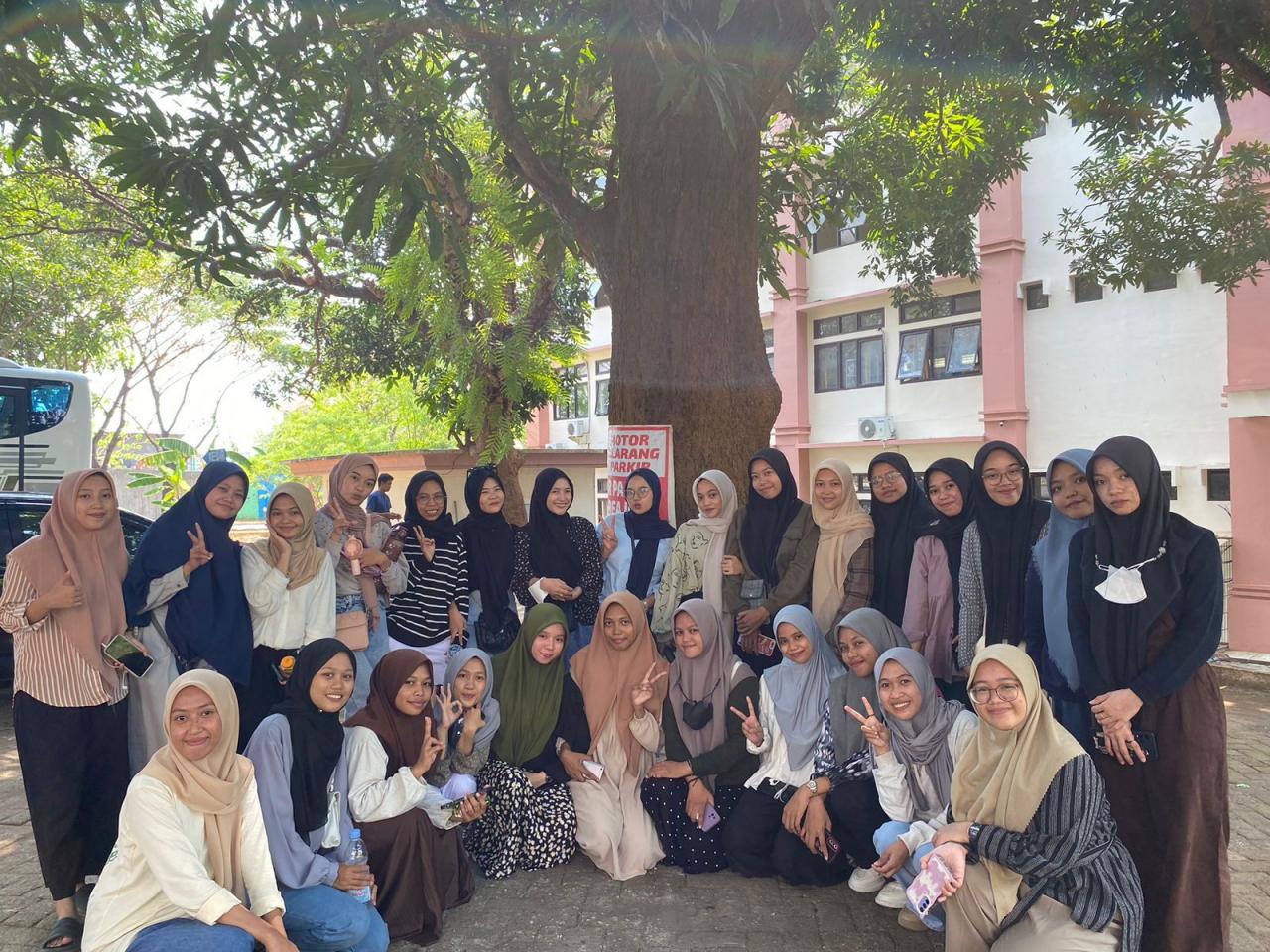 Gambar Integrasi Pembelajaran, Tim Pengabdian PBI UIN Alauddin Perkenalkan Aplikasi SpeakTrip di Ponpes Bab