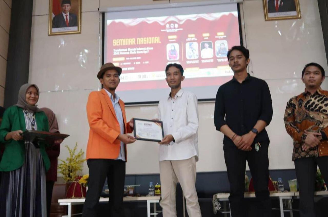 Gambar Jadi Narasumber Pada Seminar Nasional, Dosen FAH Dorong Mahasiswa Untuk Berinovasi Dan Berkembang.