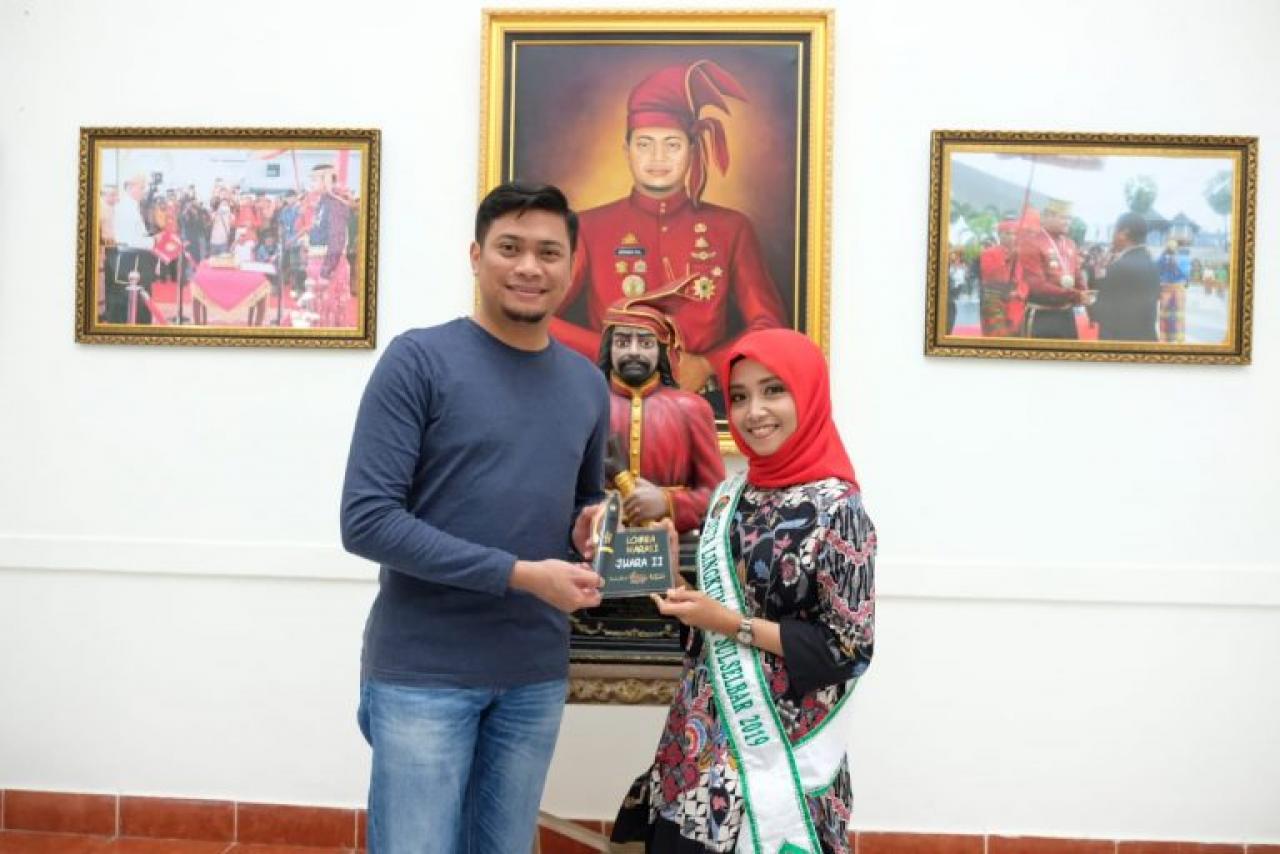 Gambar Juara 2 Lomba Narasi, Nurul Ramadhani Terima Penghargaan Dari Bupati Gowa