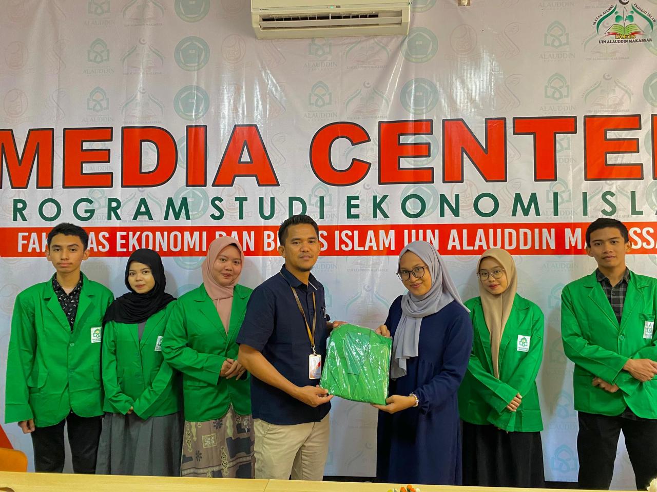 Gambar Kajur Ekonomi Islam Serahkan Langsung Jas Almamater Kepada Mahasiswa Angkatan 2024