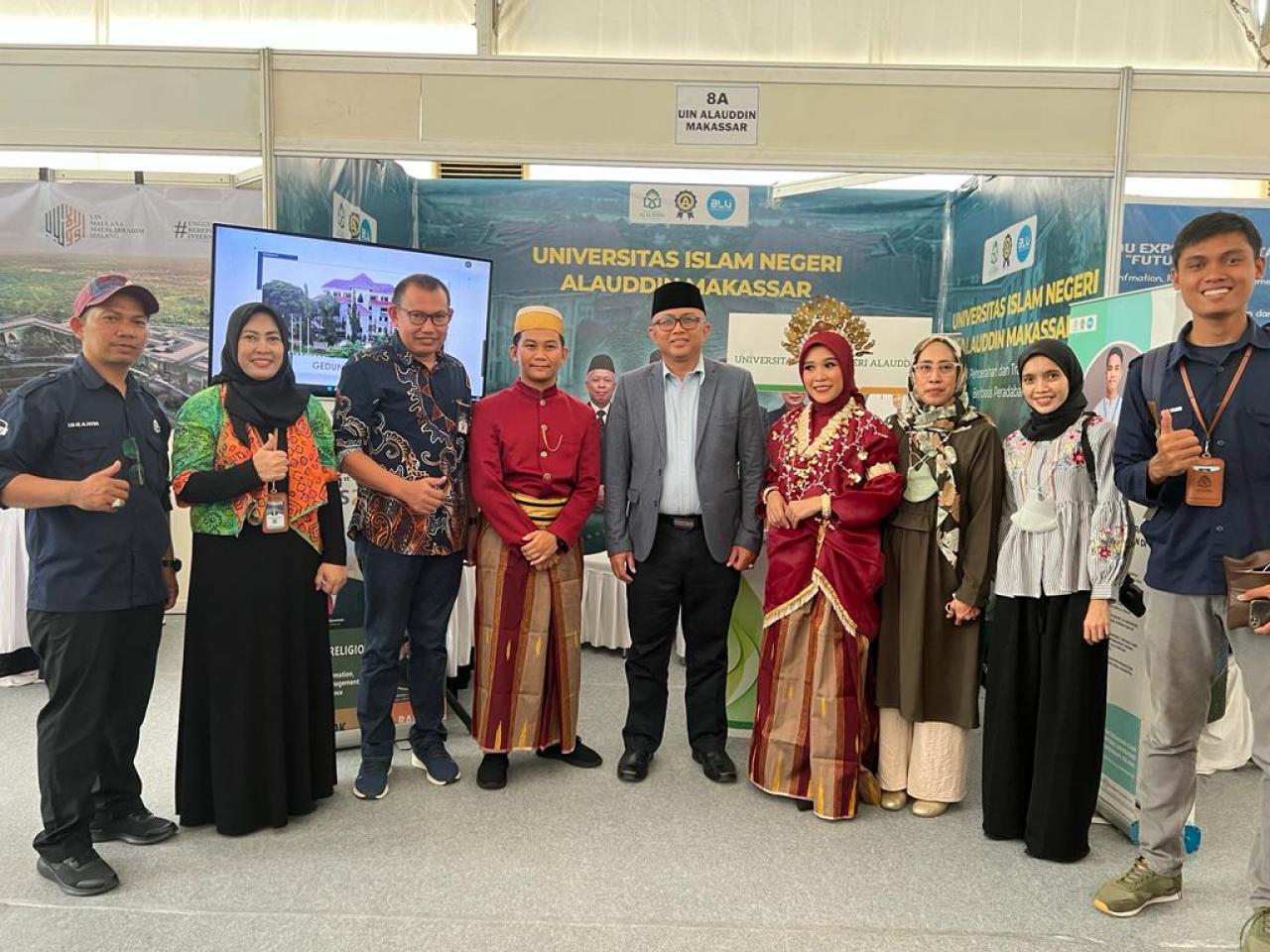 Gambar Kapuslitbang Lektur Khazanah Keagamaan Kemenag RI Kunjungi Booth UIN Makassar
