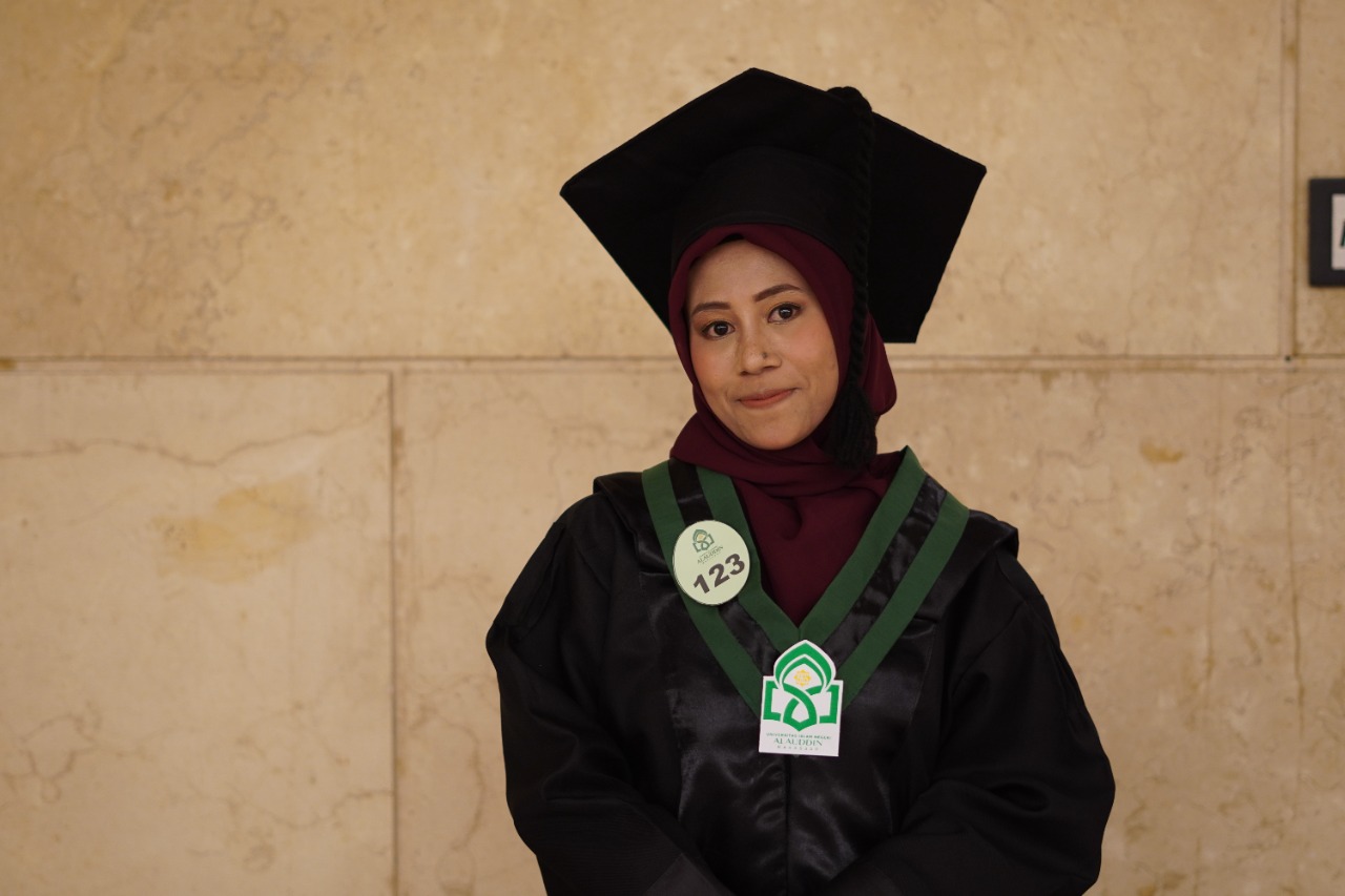 Gambar Kedua Orang Tuanya Telah Meninggal, Wisudawan Terbaik FSH UIN Makassar Bikin Satu Ruangan Terharu