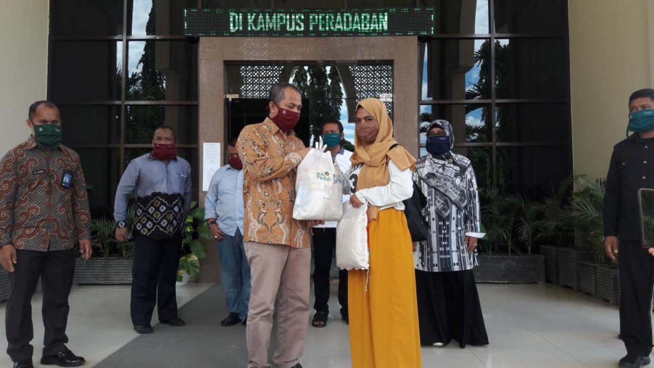 Gambar Kerjasama PLN, UIN Alauddin Bagikan Sembako Pada Mahasiswa Perantau