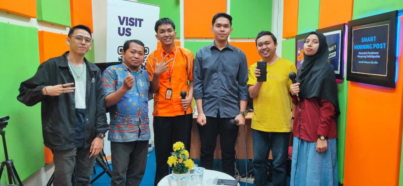 Gambar Ketua HMJ PBI UIN Alauddin Pandu Talkshow Bahasa Inggris di Smart FM