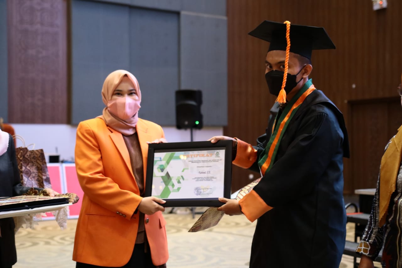 Gambar Ketua LKA MPM UIN Alauddin Sandang Wisudawan Terbaik di FEBI