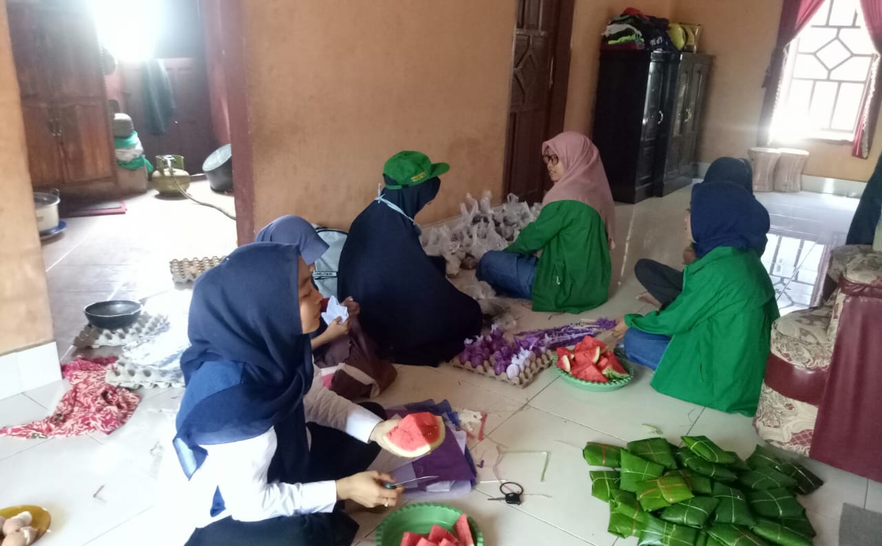 Gambar KKN UIN Alauddin Gandeng PPD Gelar Lomba Hias Telur & Berbagi 100 Paket Maulid ke Pengguna Jalan