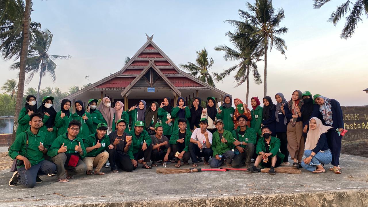 Gambar KKN UIN Alauddin Makassar di Jeneponto Lakukan Bersih-Bersih Pantai Usai Pesta Adat JJS