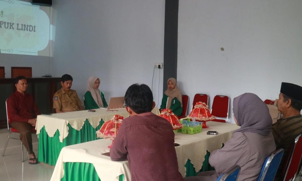 Gambar KKN UIN Alauddin Sosialisasikan Pembuatan Pupuk Lindi di Desa Kompang Sinjai