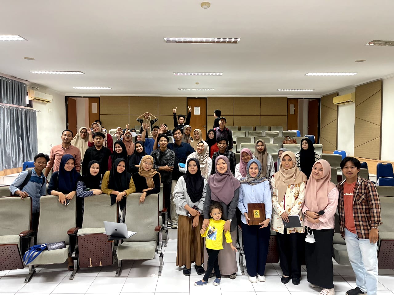 Gambar Kolaborasi SGDs Center Unhas, Prodi IPol  Gelar Kuliah Umum Bahas Pembangunan Berkelanjutan di Indon