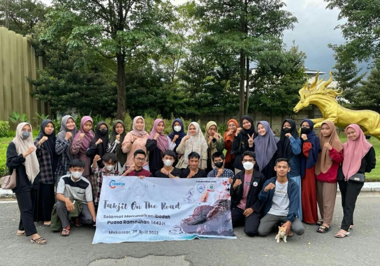 Gambar KSEI Forkeis UIN Alauddin Berbagi Takjil ke Pengguna Jalan di Hertasning