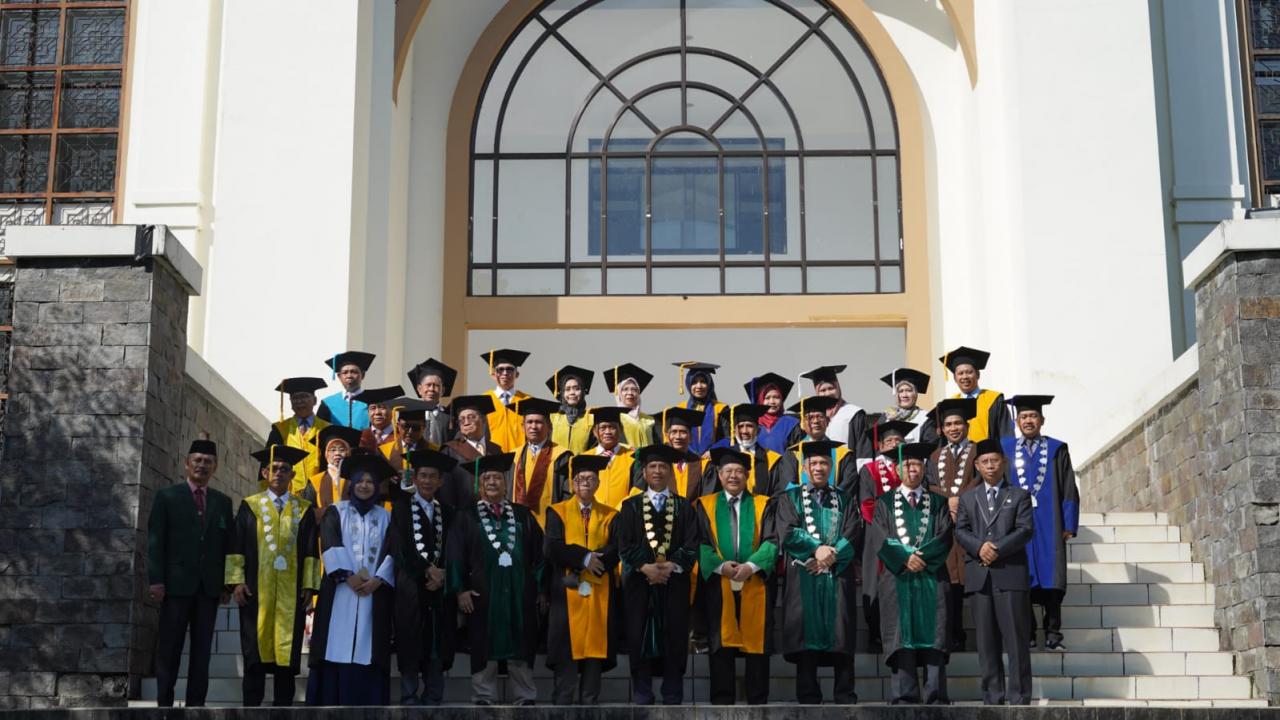 Gambar Kukuhkan 1777 Wisudawan Angkatan 92, Rektor UIN Alauddin Titip Pesan Penting