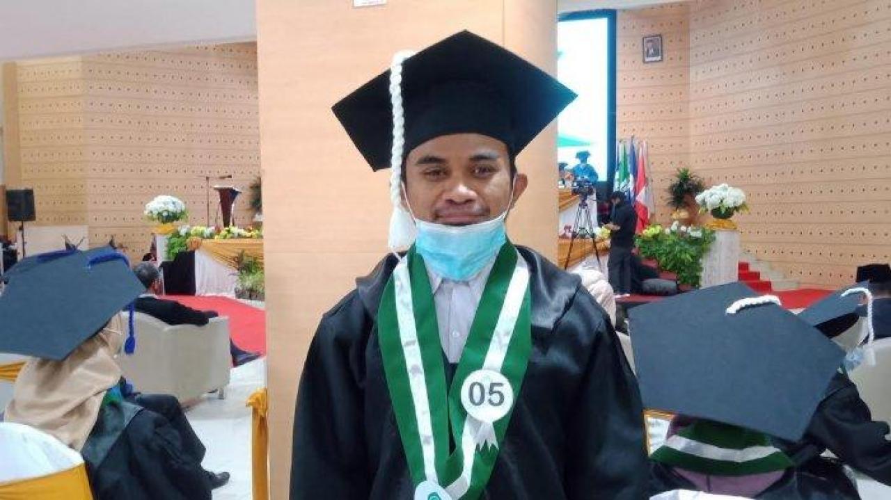 Gambar Laode Agustino Saputra Raih IPK 4.00