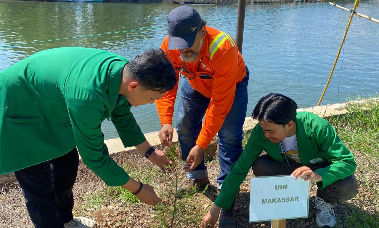 Gambar Lestarikan Lingkungan, Mahasiswa KKN Kolaborasi Lakukan Aksi Tanam Pohon di Luwu Timur