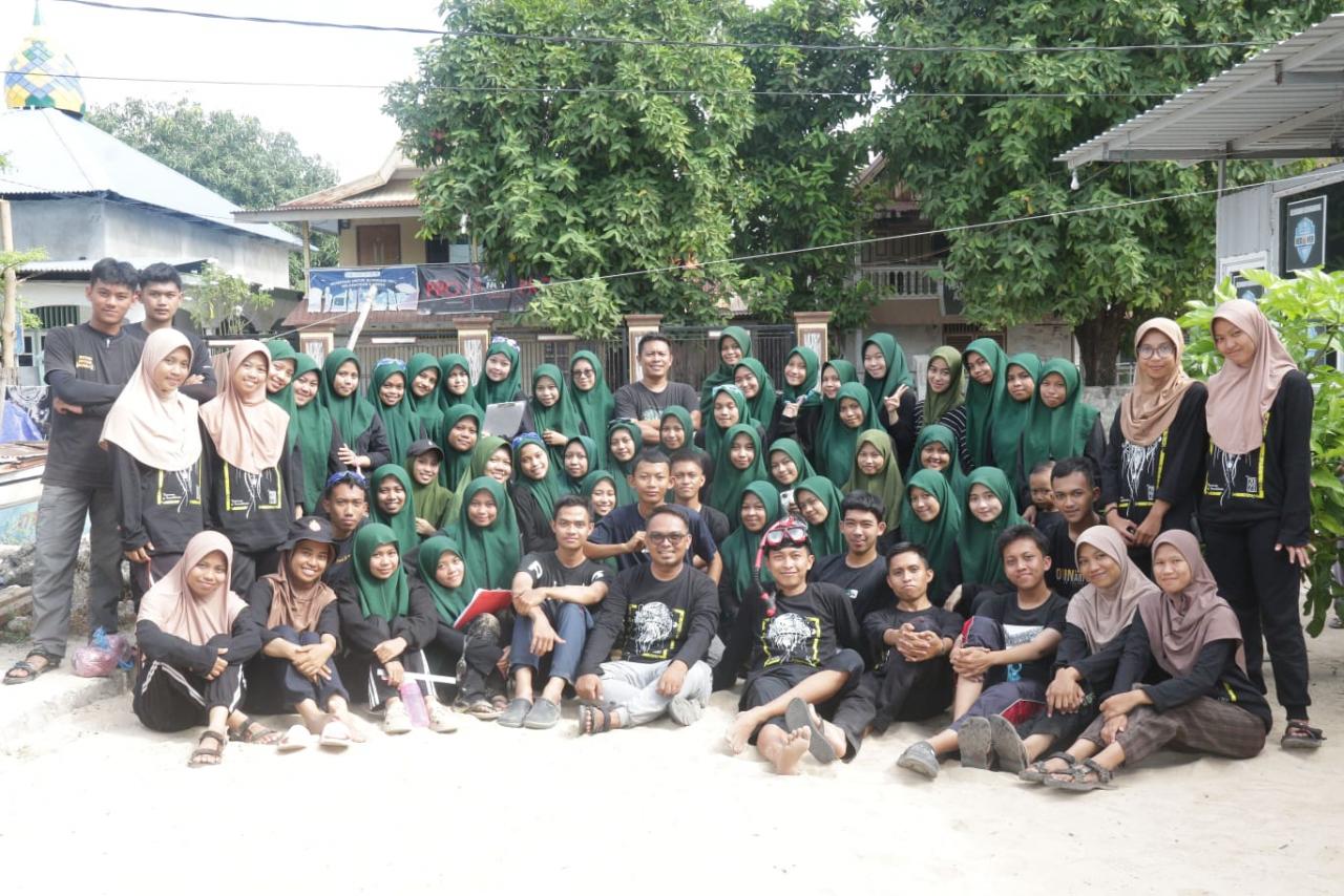 Gambar Mahasiswa Biologi UIN Alauddin Eksplorasi Invertebrata di Pulau Kodingareng Lompo