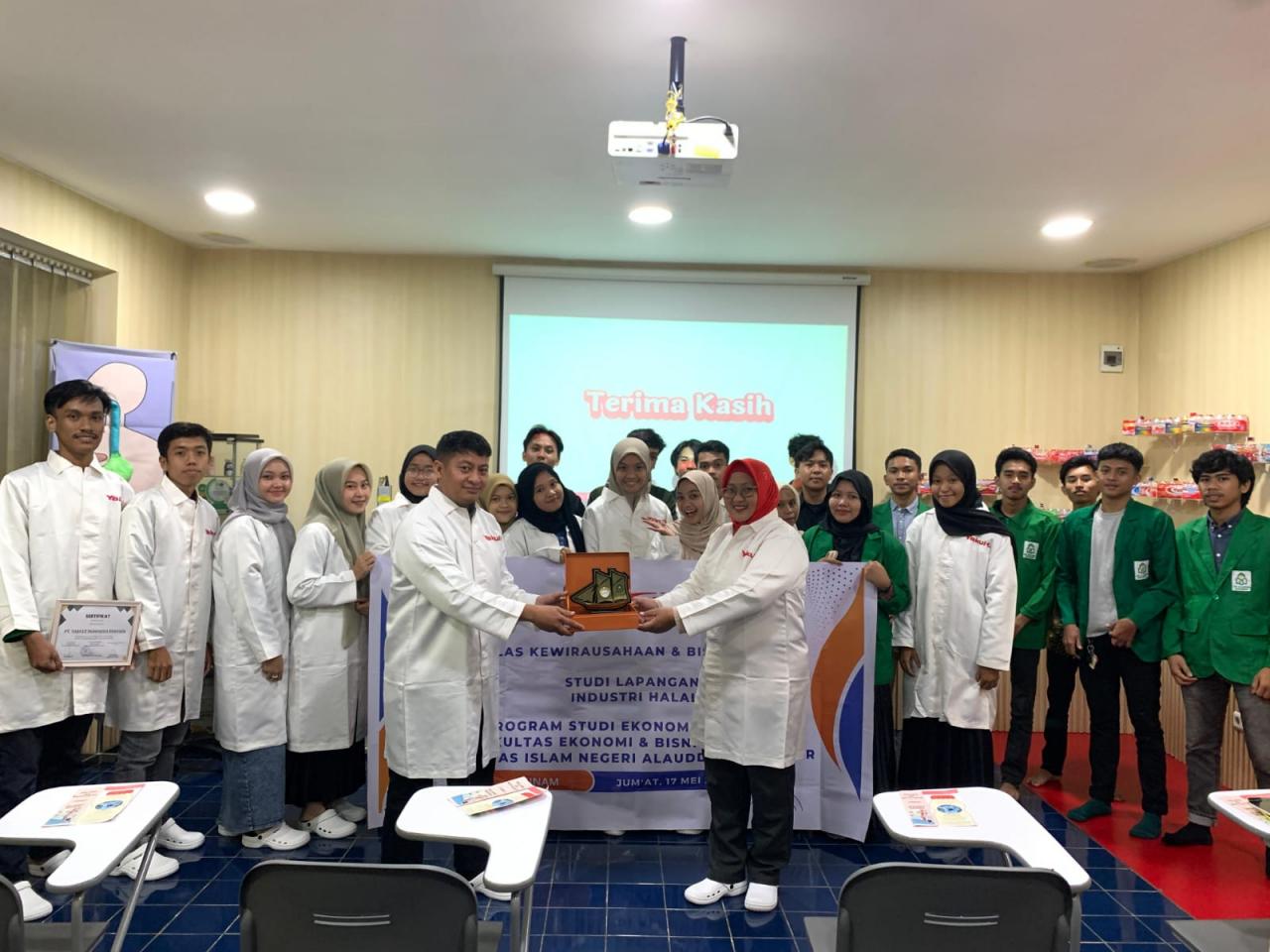 Gambar Mahasiswa Ekonomi Islam UIN Alauddin Kunjungan Industri Minuman Halal Yakult
