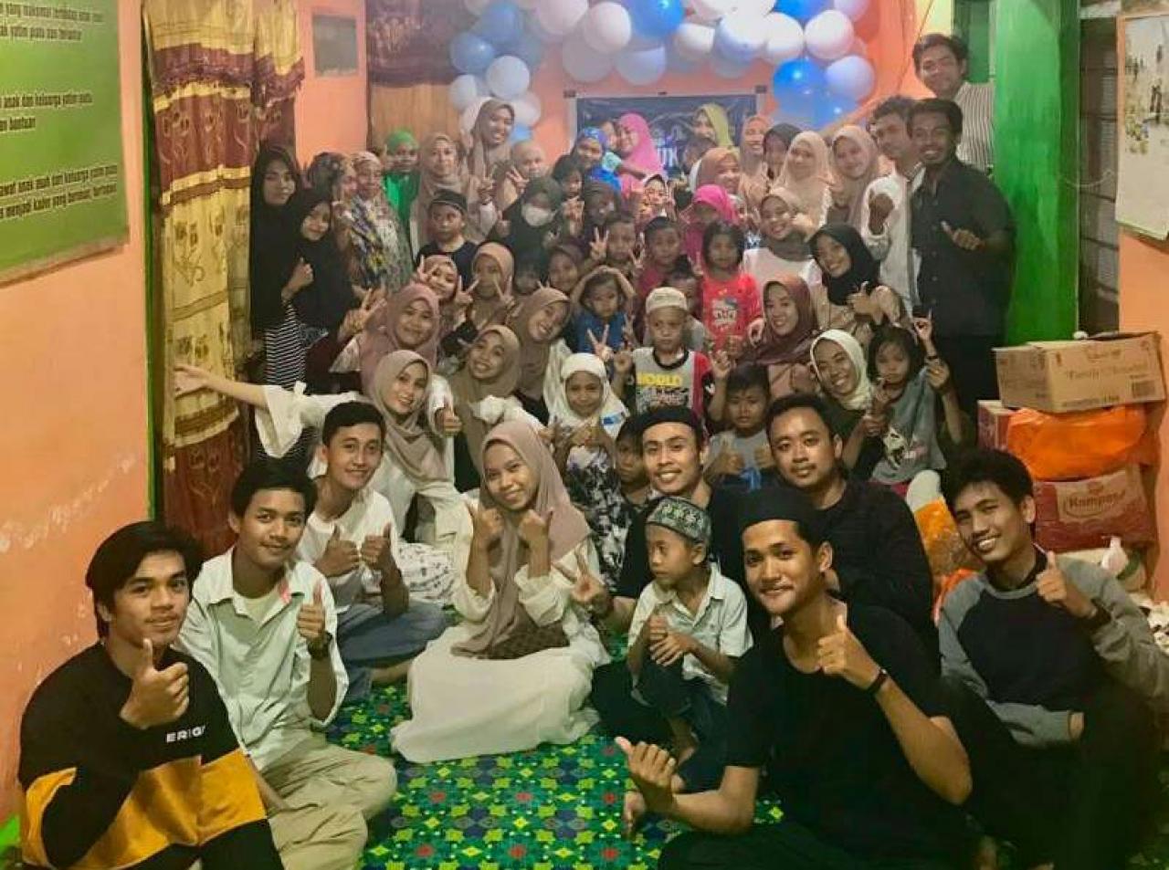 Gambar Mahasiswa Fisika UIN Alauddin Beri Santunan Panti Asuhan Nursyamatu Makassar