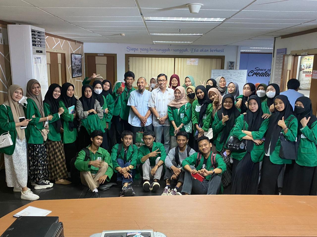 Gambar Mahasiswa IKom UIN Makassar Kuliah Sehari di Fajar TV, Belajar Praktek Penyiaran