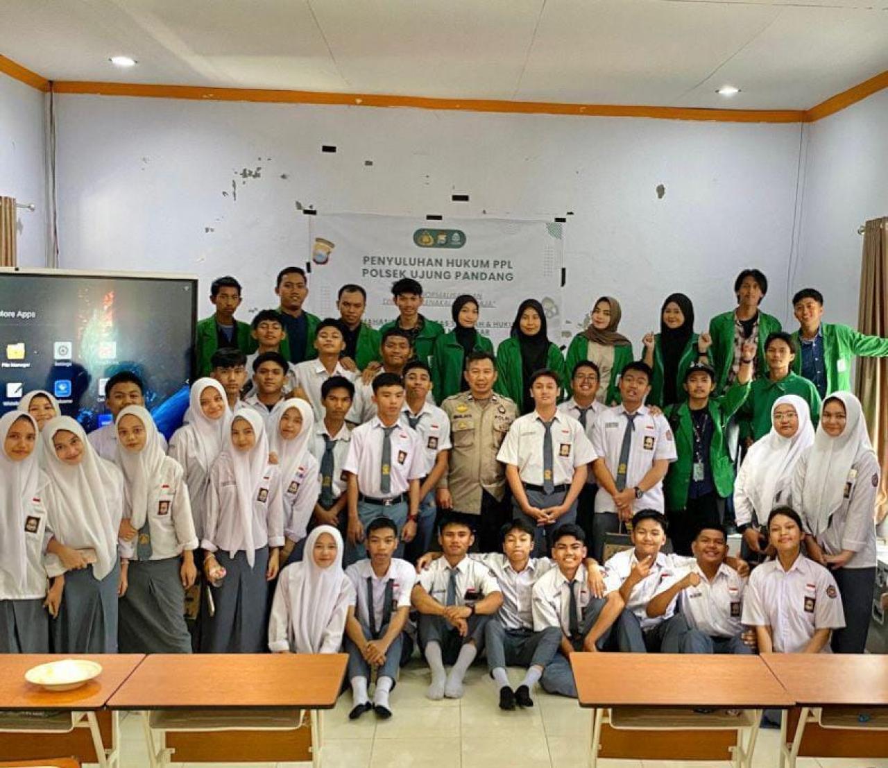 Gambar Mahasiswa Ilmu Falak Lakukan Penyuluhan Hukum di SMA 16 Makassar