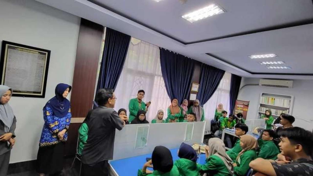 Gambar Mahasiswa Ilmu Perpustakaan UIN Alauddin Belajar Manuskrip Lokal Lontara di Layanan Arsip Sulsel