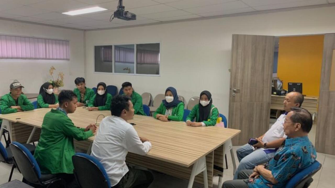 Gambar Mahasiswa Ilmu Politik UIN Makassar Praktikum Di Tribun Timur