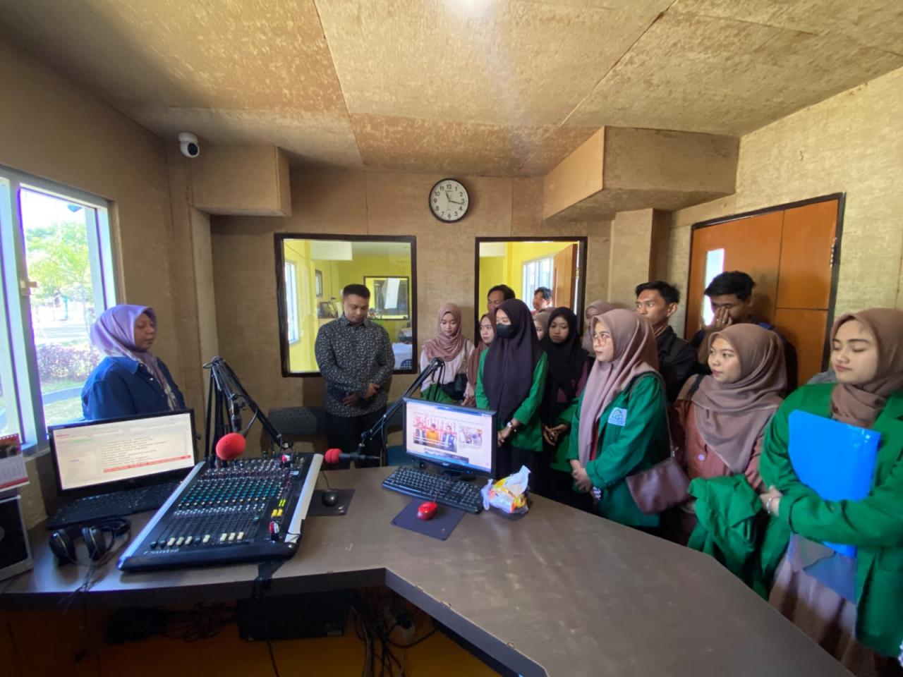 Gambar Mahasiswa Jurnalistik Belajar Praktik Penyiaran Melalu Kunjungan ke Radio Raz FM