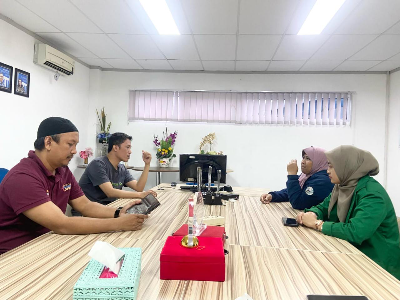 Gambar Mahasiswa Jurnalistik UIN Alauddin Jalani PPL di Tribun Timur