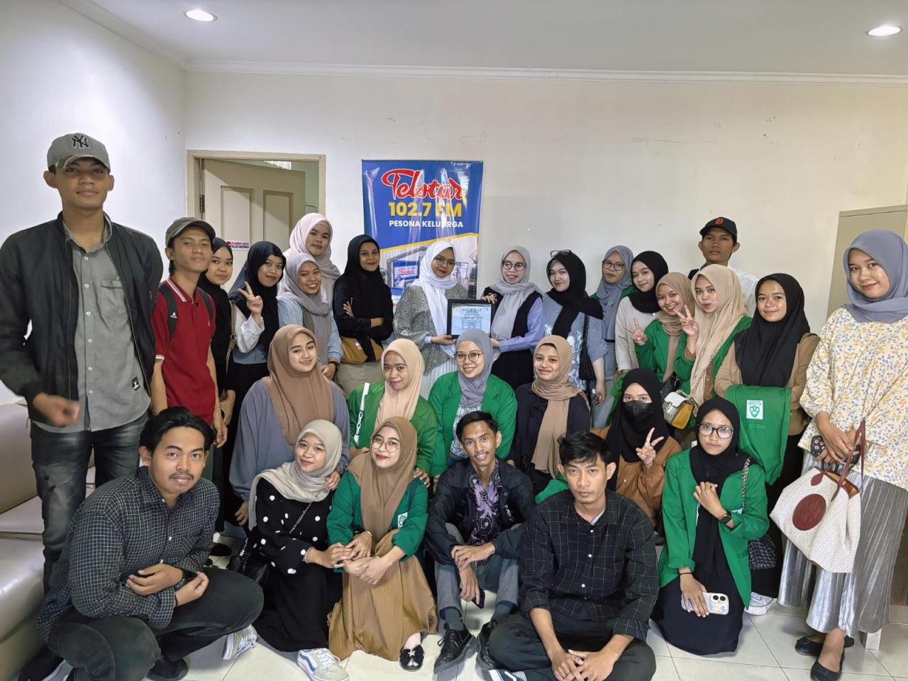 Gambar Mahasiswa Jurnalistik UIN Alauddin Perkaya Pemahaman Siaran di Radio Telstar FM