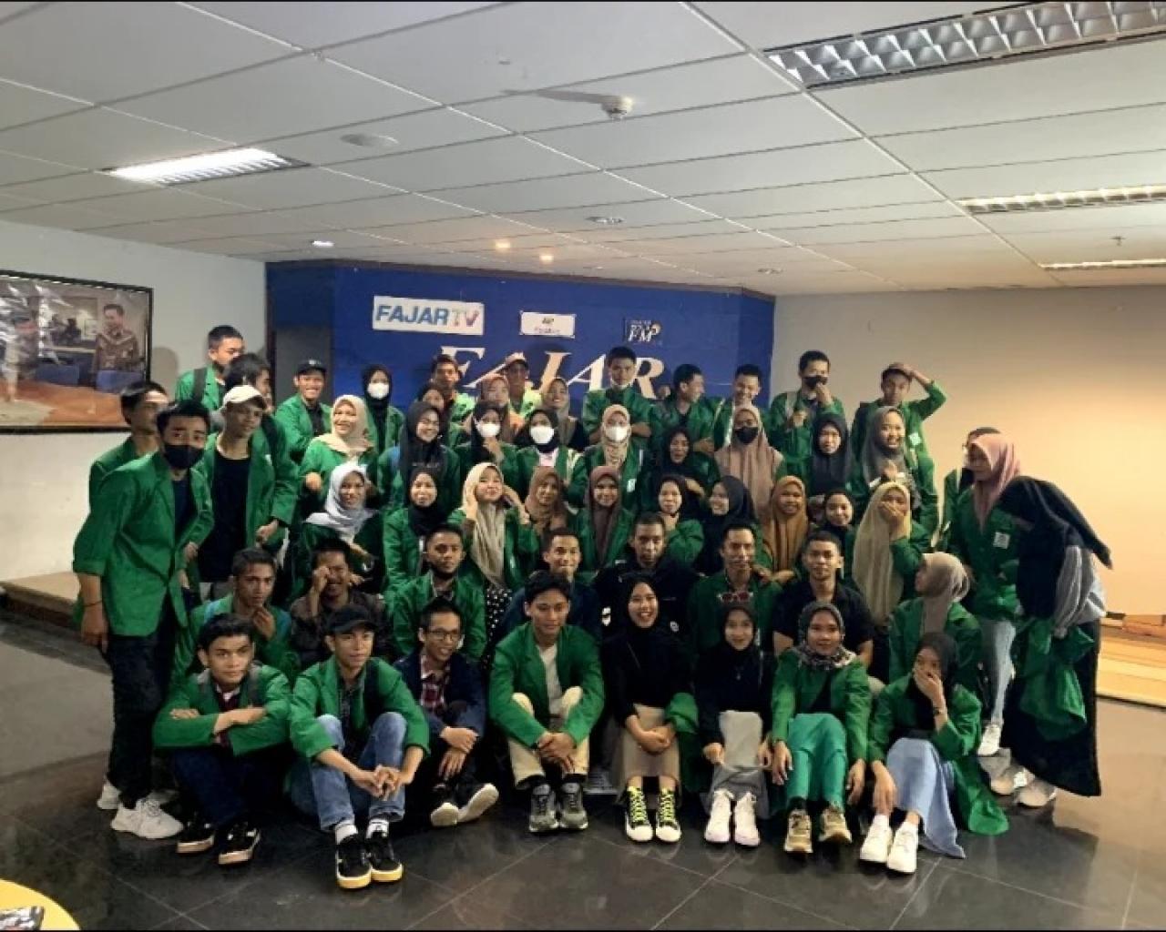 Gambar Mahasiswa Jurnalistik UIN Makassar Kunjungi Fajar TV Belajar Praktek Penyiaran