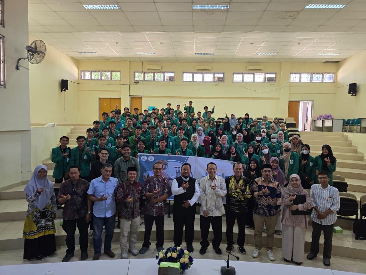 Gambar Mahasiswa KKL Prodi IQT Memperdalam Ma'na Cum Magza Melalui Seminar Nasional