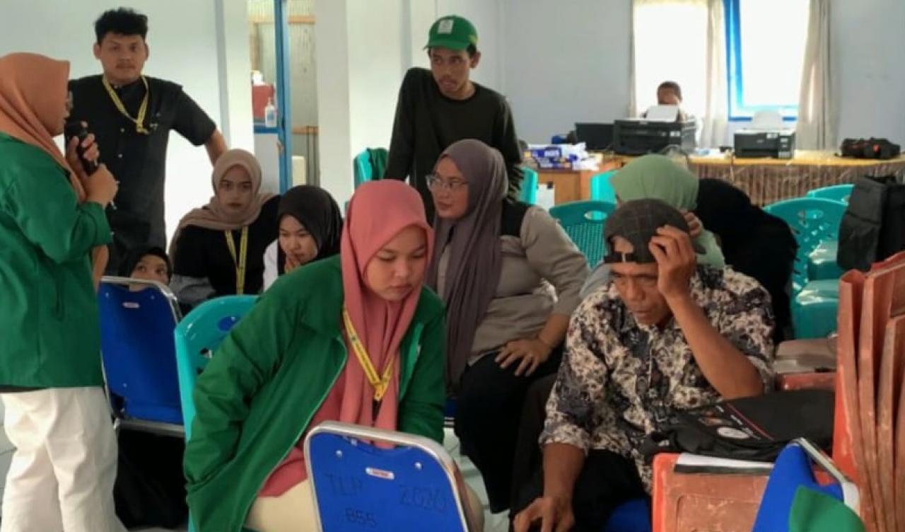 Gambar Mahasiswa KKN 76 UINAM Latih Warga Desa Tellumpanguae Microsoft Office