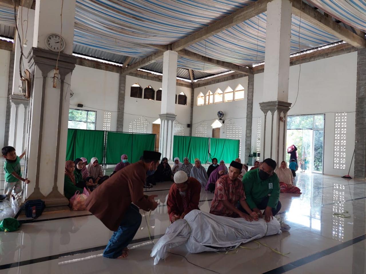 Gambar Mahasiswa KKN Angkatan 66 UIN Alauddin di Lutim Latih Masyarakat Penyelenggaraan Jenazah