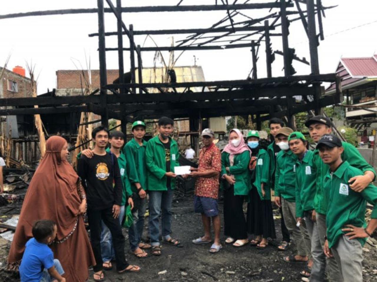 Gambar Mahasiswa KKN Angkatan 68 UIN Alauddin Bantu Korban Kebakaran di Rijang Pittu