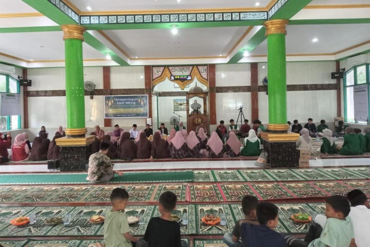 Gambar Mahasiswa KKN Angkatan 76 Peringati Isra Mi’raj di Masjid Nurul An Faq Barru