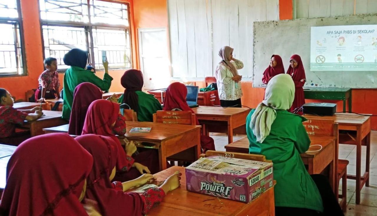 Gambar Mahasiswa KKN Desa Palambarae, Sosialisasikan PHBS pada Siswa Sekolah Dasar