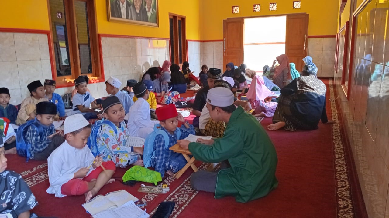 Gambar Mahasiswa KKN-PLP UIN Alauddin Kreasikan Alquran Fun Class di Dadaprejo