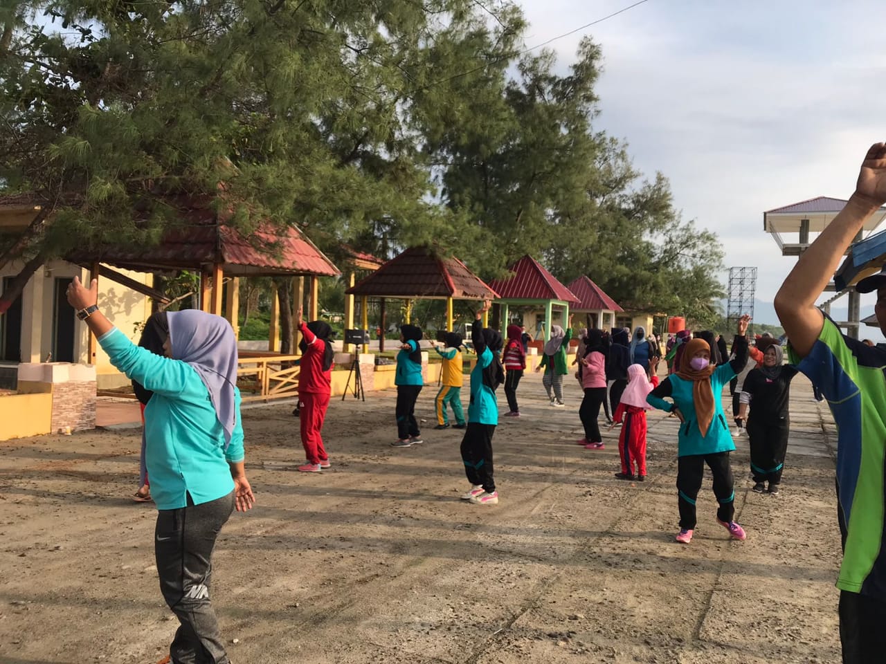 Gambar Mahasiswa KKN Posko 3 Kelurahan Baurung Gelar Jum'at bersih dan Senam Bersama Masyarakat