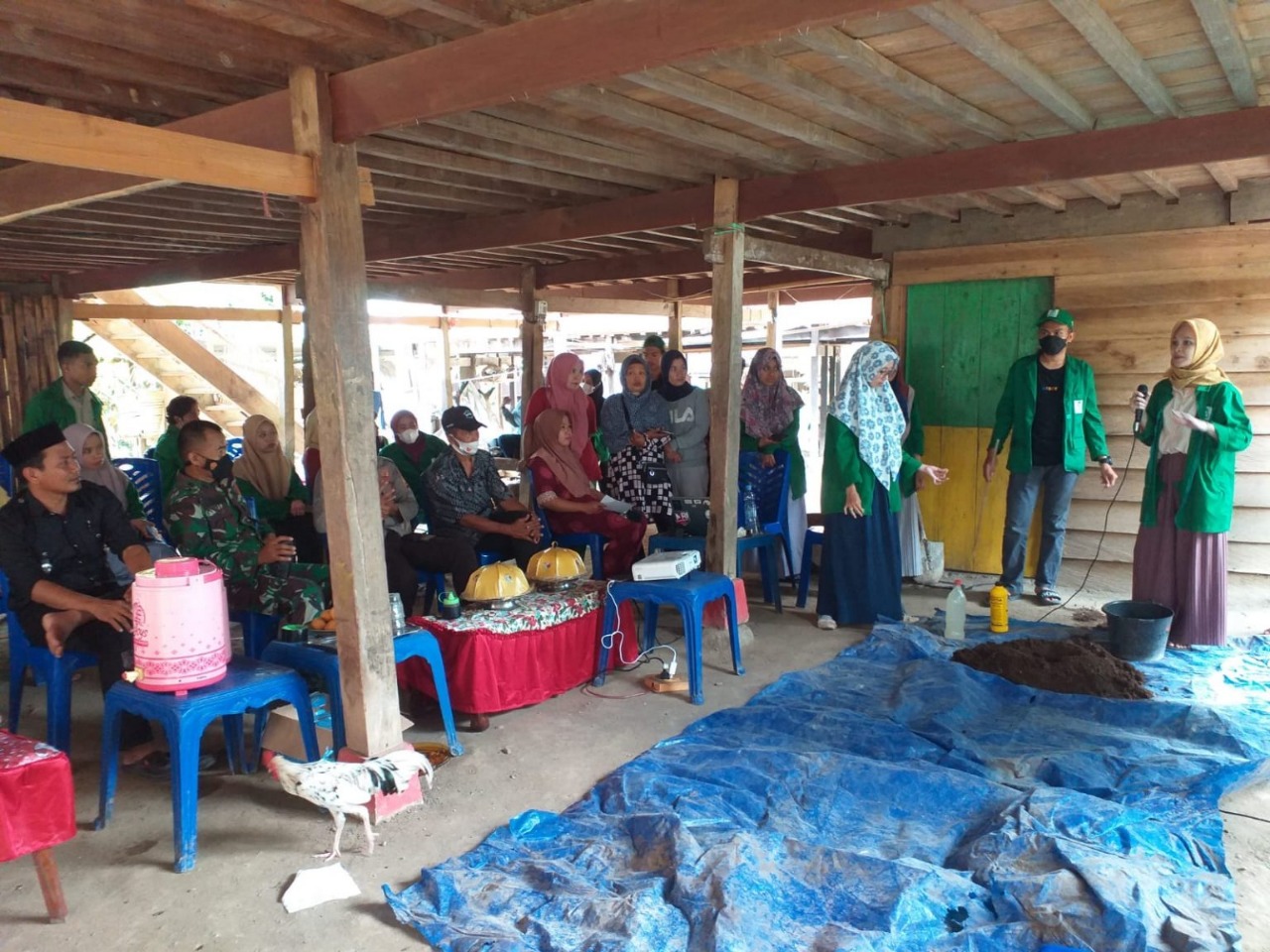 Gambar Mahasiswa KKN UIN Alauddin di Enrekang Penyuluhan Kotoran Sapi Jadi Puput Organik