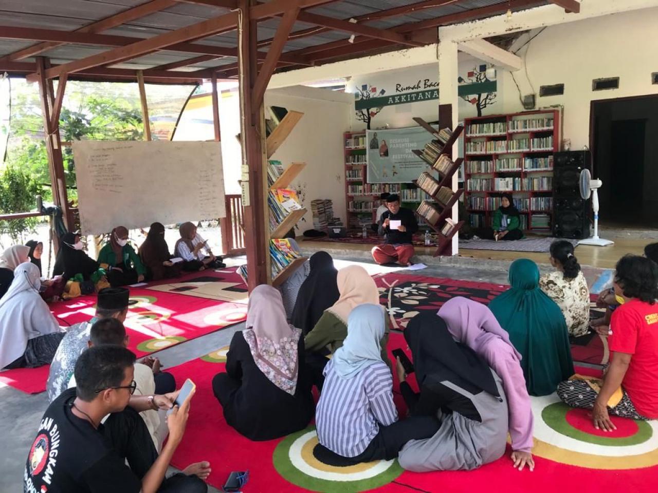 Gambar Mahasiswa KKN UIN Alauddin di Pattedong Selatan Bentuk Karakter Anak di Era Digital