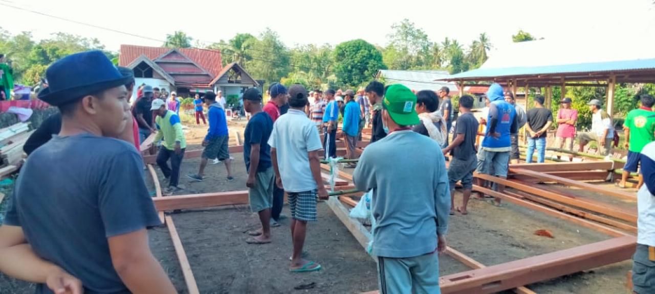 Gambar Mahasiswa KKN UIN Alauddin Makassar Angkatan 66 mengikuti kegiatan Mappatettong Bola di Desa Cipotak