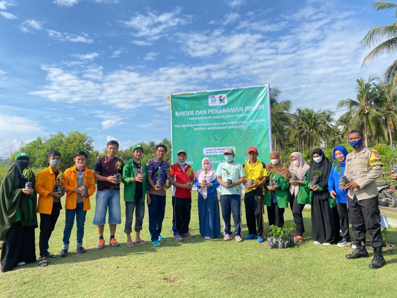 Gambar Mahasiswa KKN UIN Alauddin Makassar Angkatan 66 Posko 3 Baurung gelar "Bakso, Penanaman Pohon" dalam
