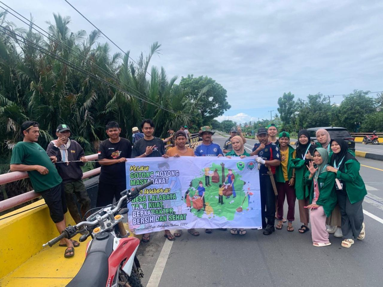 Gambar Mahasiswa KKN UIN Alauddin Makassar di Barru Gotong Royong Bersihkan Sungai Pasca Banjir