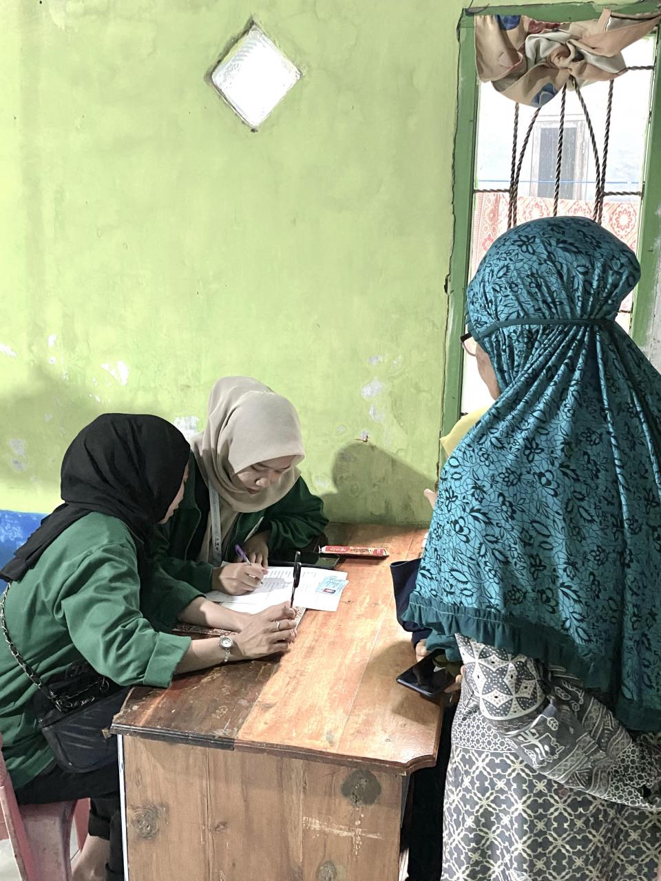 Gambar Mahasiswa KKN UIN Alauddin Melaksanakan Pendataan UMKN Di Desa Pajukukang