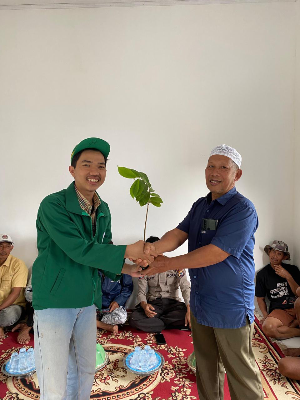 Gambar Mahasiswa KKN UIN Alauddin Salurkan 750 Bibit di Desa Cenrana Baru Kab Maros